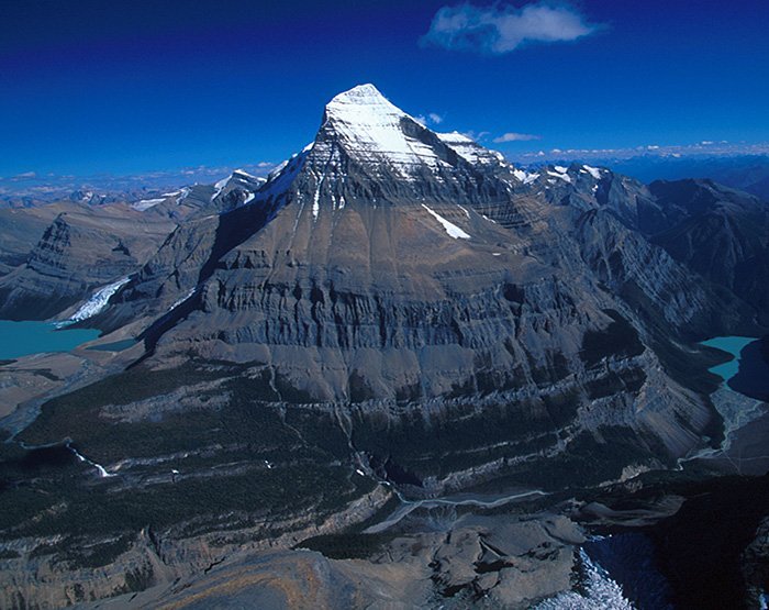 mount-robson-rocky-mountains-british-columbia-700x555
