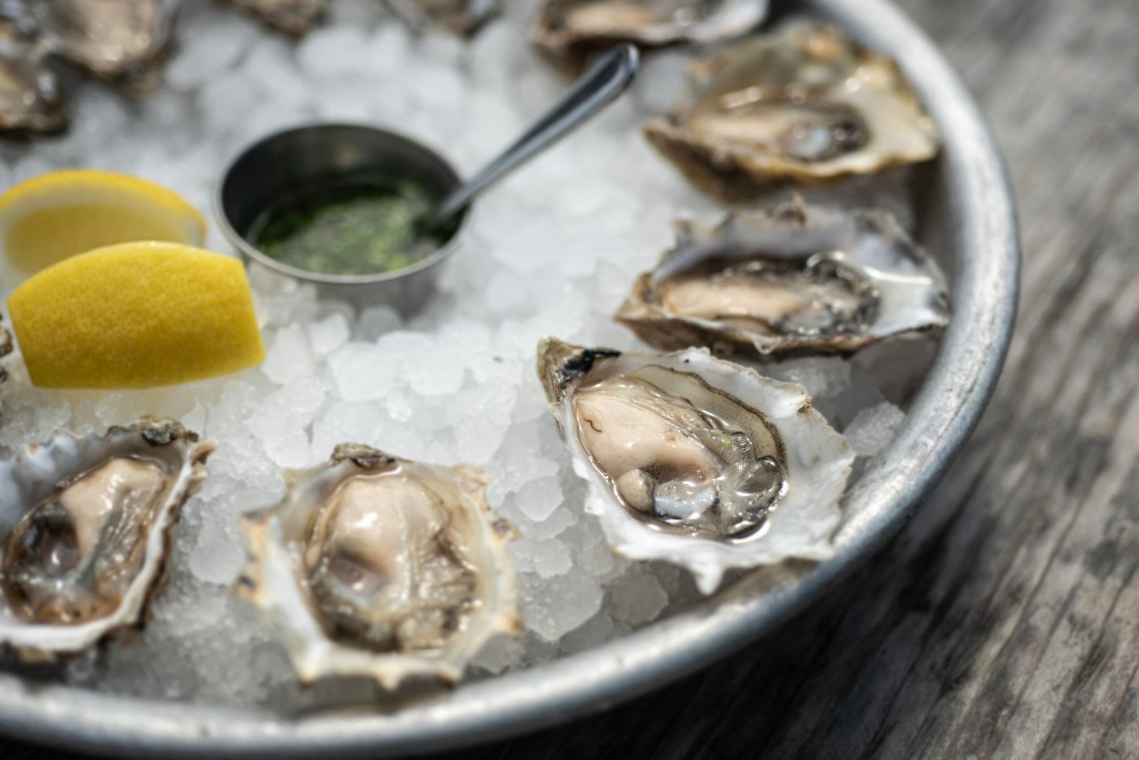 Fresh oysters on an iced platter.